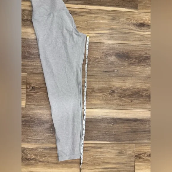 ARITZIA BUTTER Cheeky Hi-Rise Legging EUC Heather Chrome Gray Sz 10 - Picture 2 of 9